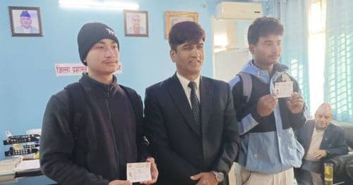 दुई दाजुभाइले पाए आमाको नामबाट नागरिकता