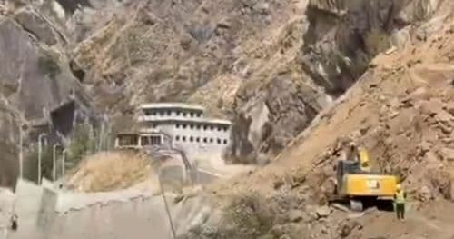 सुक्खा पहिरोका कारण राजमार्ग अवरुद्ध