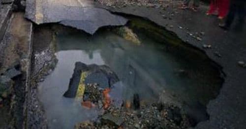 थापाथलीमा मेलम्ची खानेपानीको पाइप फुट्दा सडक अवरुद्ध