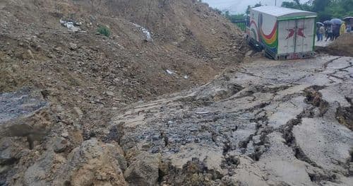 सडक भासिएपछि पूर्वपश्चिम राजमार्ग अवरुद्ध