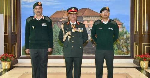 प्रधान सेनापतिद्वारा दुई सैनिक अधिकारीलाई दर्ज्यानी चिन्ह प्रदान