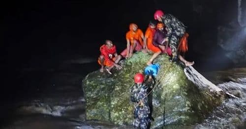 सुन्दरीजलकाे खाेलामा फसेकाकाे सकुशल उद्धार